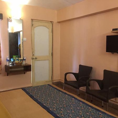 Hotel Gopika International Panadzsi Kültér fotó