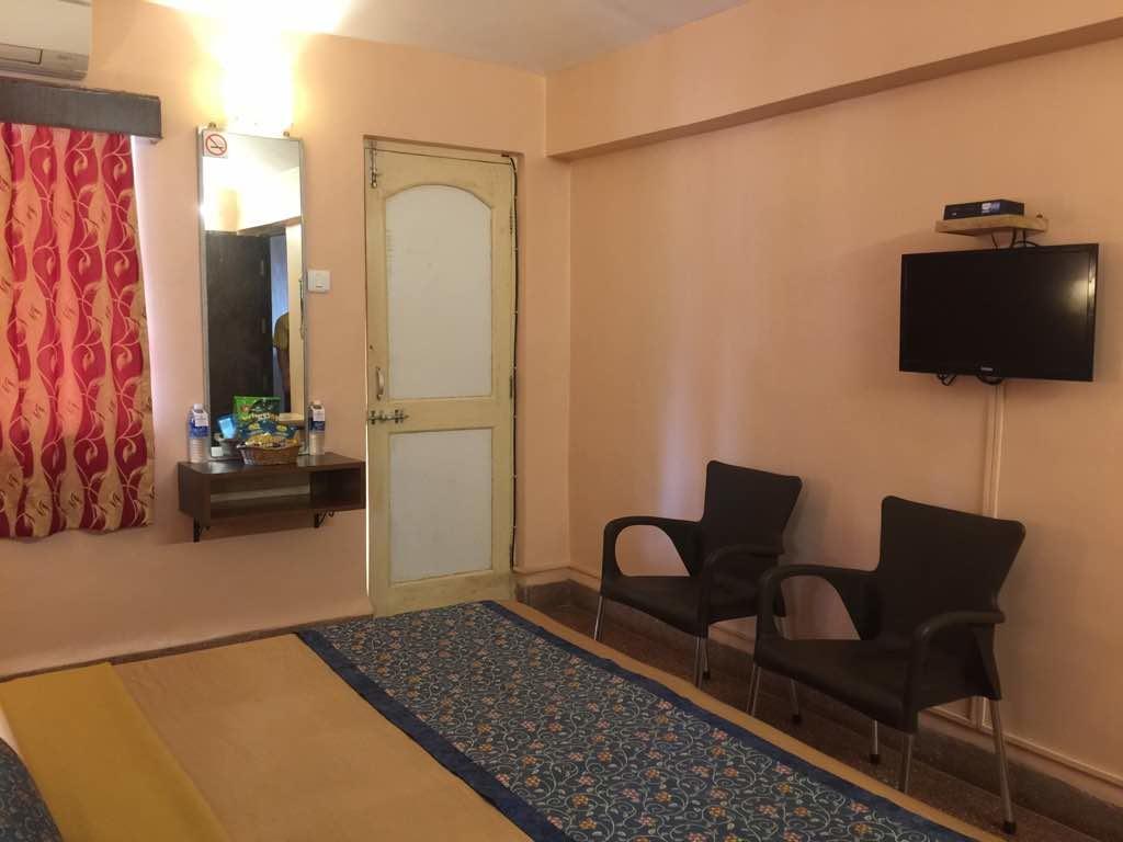 Hotel Gopika International Panadzsi Kültér fotó